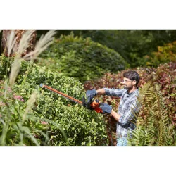 Black &amp; Decker 60cm 600W H�kkeklipper med savklinge