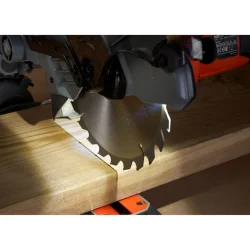 Black &amp; Decker 1500W kap-/geringssav