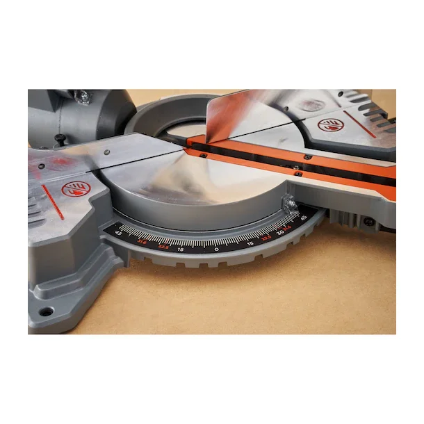 Black &amp; Decker 1500W kap-/geringssav